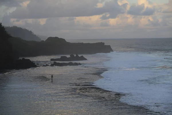 Bir Okyanustaki dalgalar kıyıya yüzerek — Stok fotoğraf
