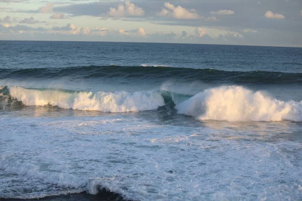 Vågor i en ocean simma till stranden — Stockfoto