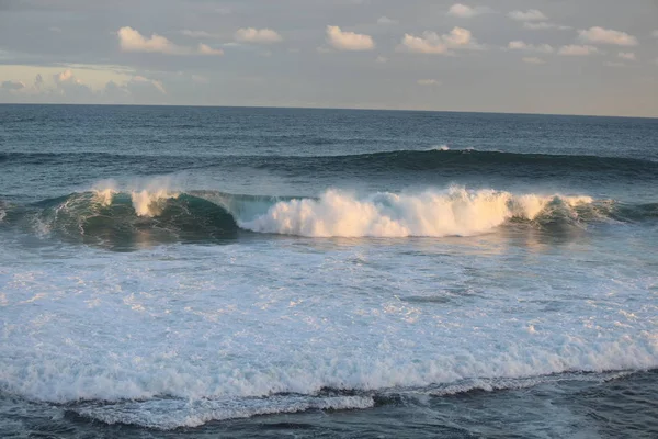 海の波は、岸まで泳ぎ — ストック写真