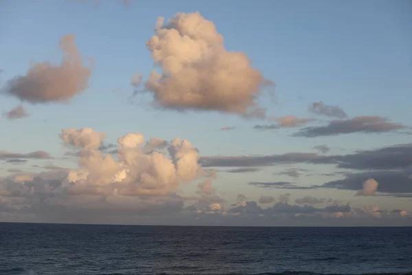 Horizonte de mar y cielo con nubes —  Fotos de Stock