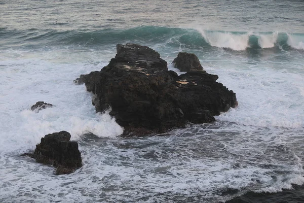 海洋中的波浪游到岸边 — 图库照片