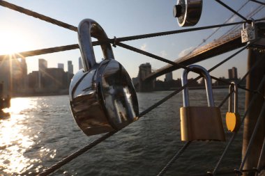 Aşık asmak içinde belgili tanımlık geçmiş köprüde kilitlerini çalıştır yakın deniz ve şehir