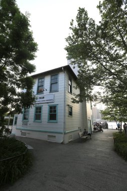 Deniz kıyısında bir yazıt Brooklyn dondurma ile bir yapıdır