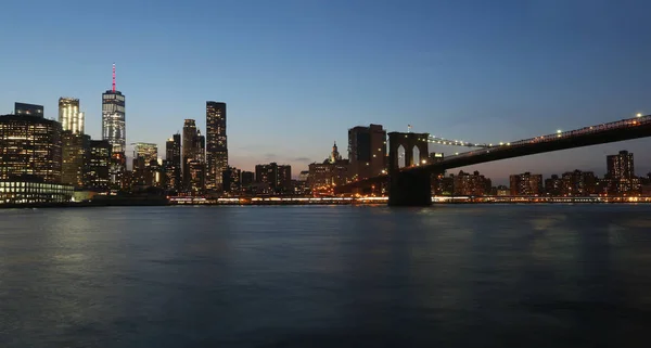 Vista dal mare la sera di New York e il ponte — Foto Stock