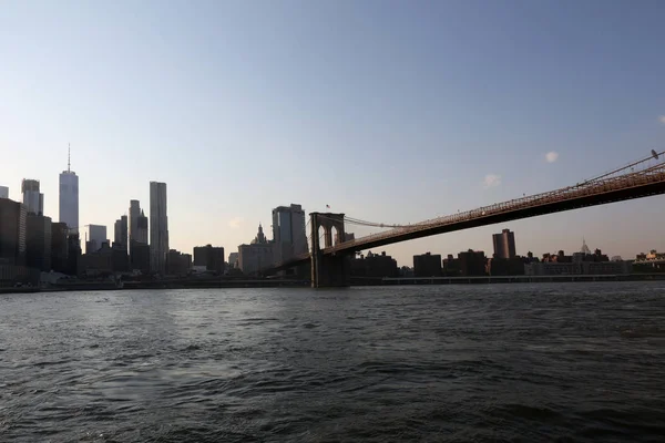 Visa från det hav av New York och bron — Stockfoto