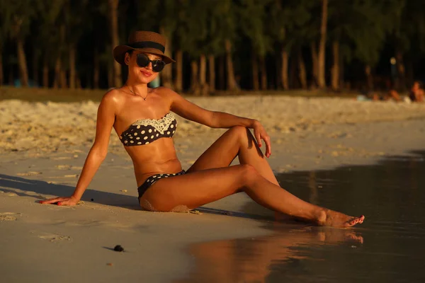 Menina posando na praia sentada na areia — Fotografia de Stock