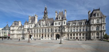 Paris 5 Mayıs 2018: Paris'te bir sokakta büyük bina