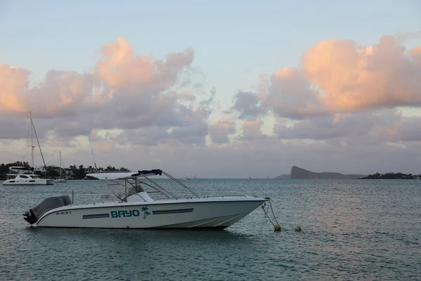 Reunión mayo 5, 2018: Puesta de sol en la playa de la isla de Mauricio donde los yates flotan en el agua — Foto de Stock