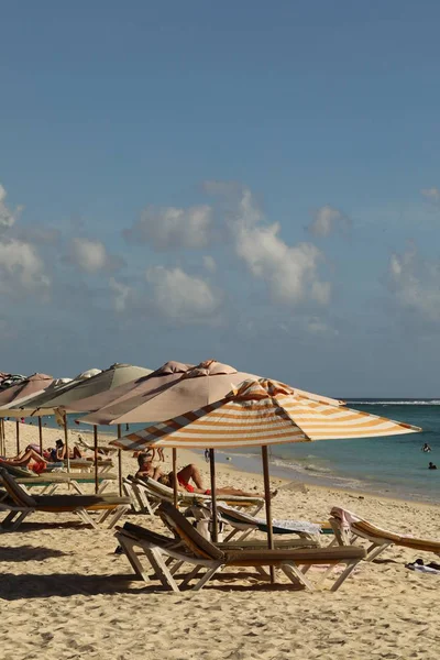 Mauritius 9 mai 2018: Plaja din apropierea mării, unde oamenii se relaxează pe șezlonguri — Fotografie, imagine de stoc