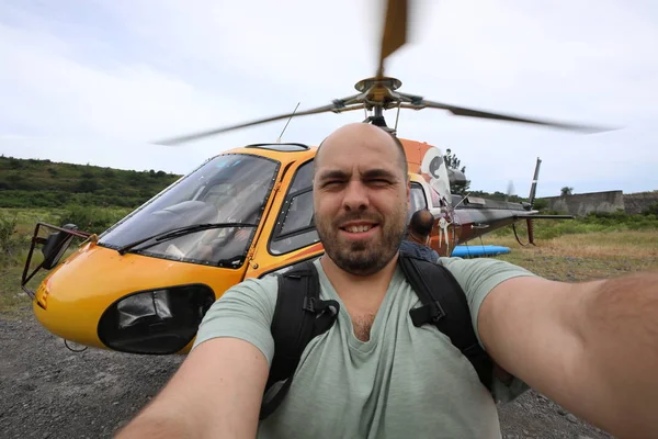 Selfie de um homem com barba no fundo de um helicóptero — Fotografia de Stock