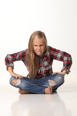 Yüzünü ve dilini katta oturan gösterilen şeytani ifadeye sahip uzun sarı saçlı kız. Beyaz arka plan