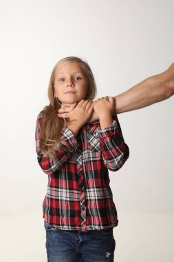 Portre kız erkek el sıkıştıracak uzun sarı saçlı. Beyaz arka plan