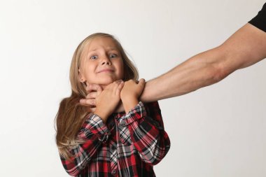 Portre kız erkek el sıkıştıracak uzun sarı saçlı. Beyaz arka plan