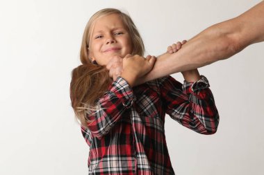 Portre kız erkek el sıkıştıracak uzun sarı saçlı. Beyaz arka plan