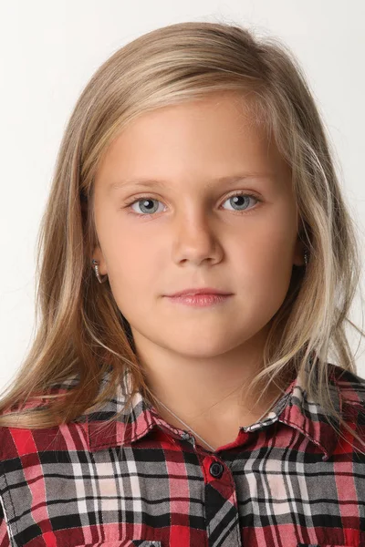 Zbliżenie na portret dziewczynki z niebieskie oczy i blond włosy. Białe tło — Zdjęcie stockowe