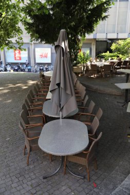 Tablolarıdır şemsiye ile üst üste sokakta