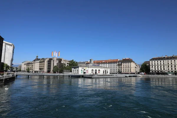 Edifício La Cite du Temps, vista da ponte Pont des Bergues — Fotografia de Stock