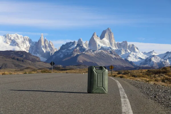 Caixote na estrada contra o pano de fundo das montanhas — Fotografia de Stock