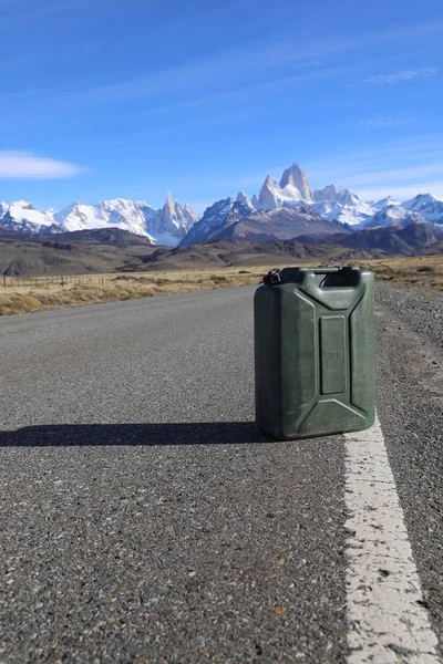 Caixote de gás na estrada contra o pano de fundo das montanhas — Fotografia de Stock