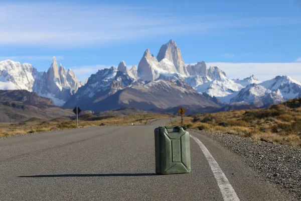 Caixote na estrada contra o pano de fundo das montanhas — Fotografia de Stock