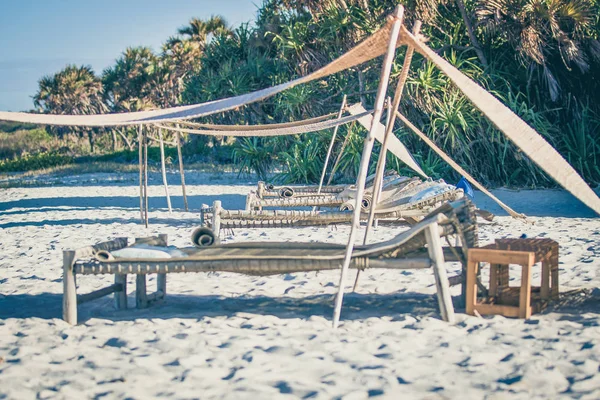 Colocando camas en la playa en la arena . — Foto de Stock