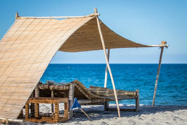 Laying beds on the beach on the sand. — Stock Photo, Image