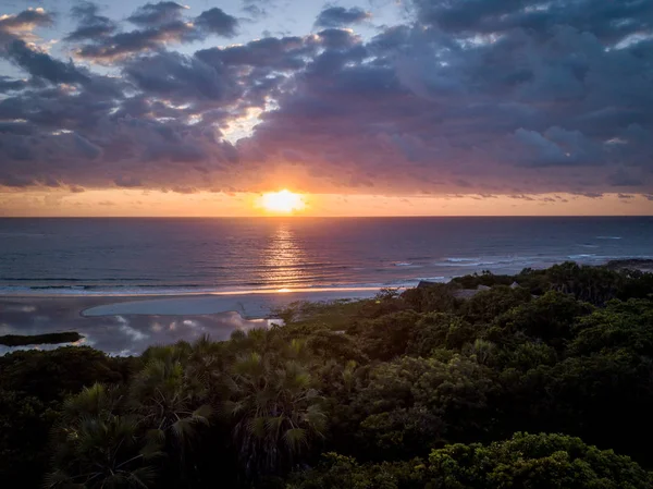 インド洋と森の上の日の出. — ストック写真