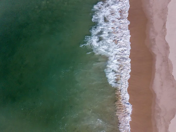 Drone image de vagues frappant la plage . — Photo