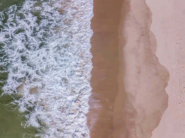 Sahile vuran dalgaların drone resmi.