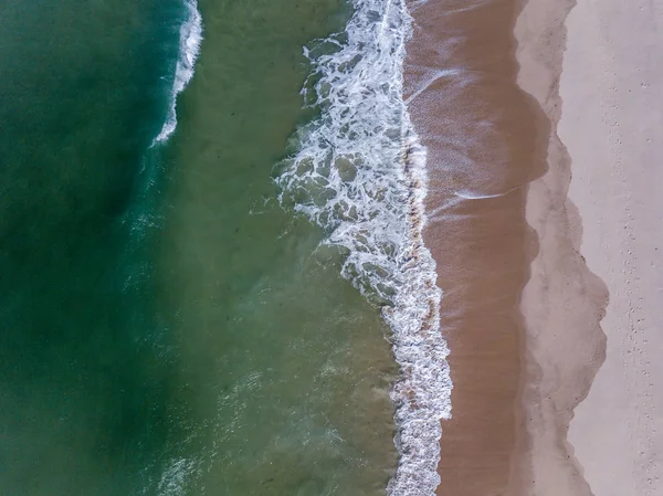 Drone image de vagues frappant la plage . — Photo