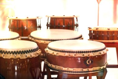 Closeup Japonca düzenleme bir sokak Festivali sırasında davul. Geleneksel Japon Taiko davul.
