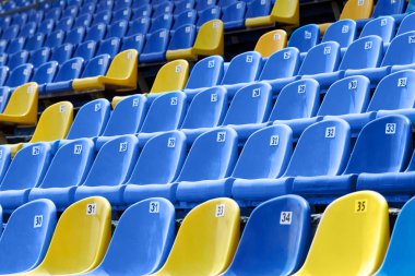 Stadyum, spor ve rekabet kavramı sarı ve mavi plastik sandalye.