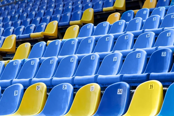 Gelbe Und Blaue Kunststoffsitze Stadion Das Konzept Des Wettbewerbs Und — Stockfoto