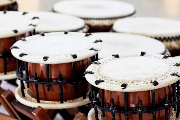 Крупный план японских барабанов во время уличного фестиваля. Традиционный японский барабан
.