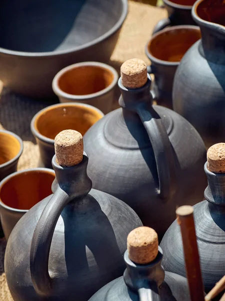 Eine Gruppe Traditioneller Handgefertigter Keramiktassen Für Wein Und Auf Der — Stockfoto