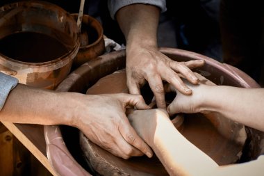 Çanak çömlek eğitim. Öğrenci ve master potter üzerinde elinde. Bilgi ve becerilerini nesillere aktarma kavramı.
