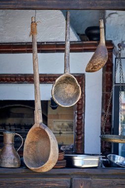 Orta Çağ ve diğer mutfak eşyaları eski bir akşam yemeği arka plan üzerinde gıda karıştırma için büyük tahta kaşıklar.