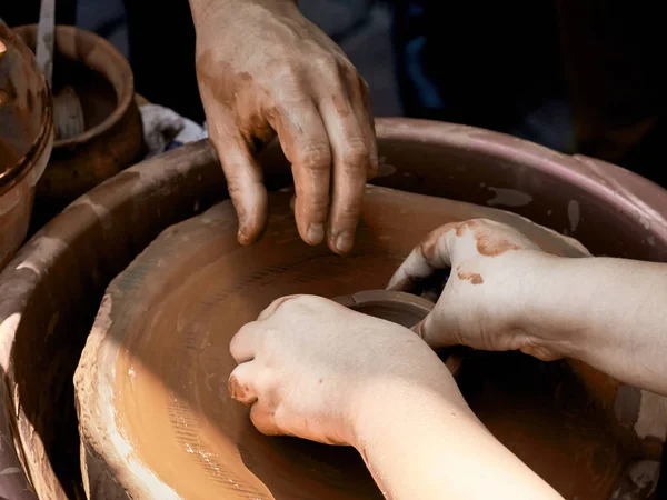 Entrenamiento Cerámica Las Manos Del Alumno Maestro Sobre Alfarero Concepto — Foto de Stock