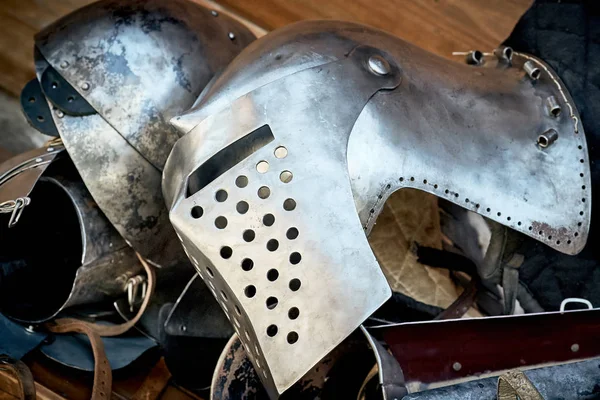 Fechar a armadura de um cavaleiro, capacete, luva e parte do tronco — Fotografia de Stock