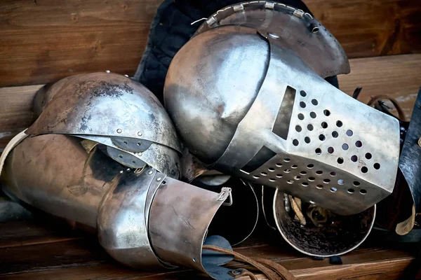 Gros plan de l'armure, du casque, du gant et d'une partie du tronc d'un chevalier — Photo