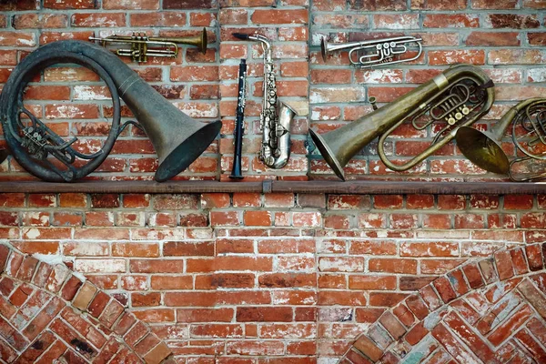 Conjunto Instrumentos Musicales Latón Viejo Sobre Fondo Pared Ladrillo Rojo — Foto de Stock