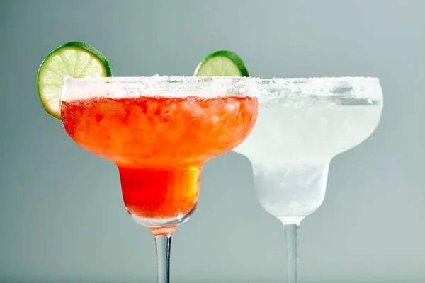 Nahaufnahme Zweier Cocktails Rot Und Weiß Mit Limettenscheiben Dekorierten Weingläsern — Stockfoto