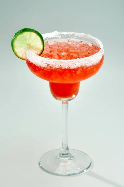 Vacker Röd Cocktail Ett Glas Med Ett Tunt Ben Dekorerad — Stockfoto