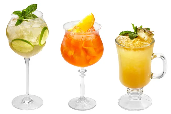 Drei Dekorative Farbige Cocktails Mit Exotischen Früchten Und Sahne Isoliert — Stockfoto