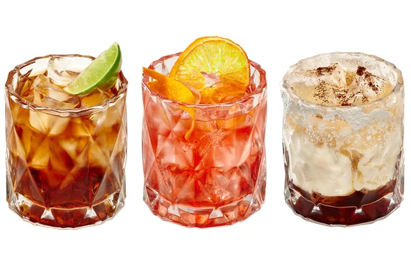 Tre Dekorativa Färgade Cocktails Med Exotiska Frukter Och Grädde Isolerad — Stockfoto