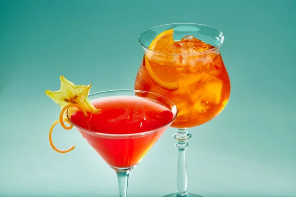 Zwei Exotische Cocktails Roter Farbe Gläsern Mit Eis Auf Einem — Stockfoto