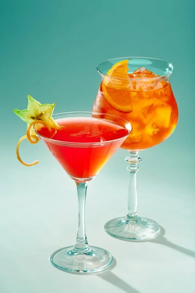 Zwei Exotische Cocktails Roter Farbe Gläsern Mit Eis Auf Einem — Stockfoto