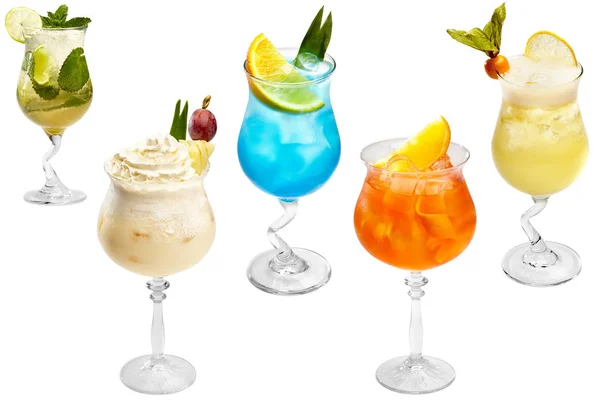 Fünf Dekorative Farbige Cocktails Mit Exotischen Früchten Und Sahne Isoliert — Stockfoto
