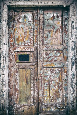 Eski kapı kırık boya arka plan ile. Boya-peeling ahşap eski kapı doku detay