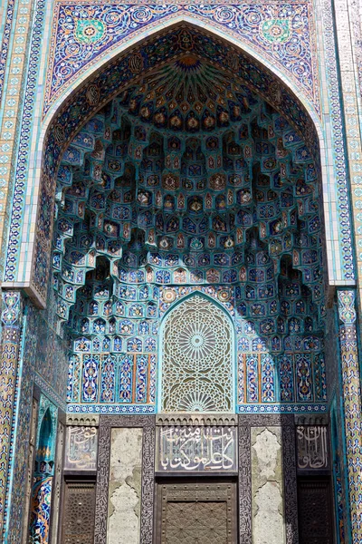 Bir kemer ve süsleme eski Arap tarzı antik bir kapı. Avrupa'nın dini ve turistik yer.